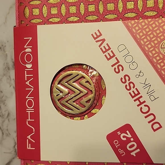 Fashionation duchess pink and gold 10.2 tablet or laptop sleeve - Picture 3 of 6